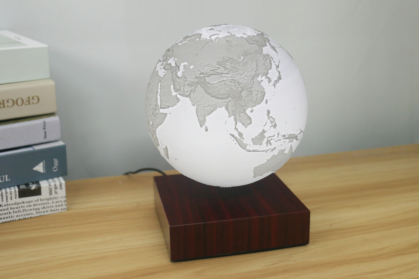 Magnetic Levitating Earth & Jupiter LED Night Light | 15 & 18cm, 16-Colour Remote, USB, Desk Lamp Gift