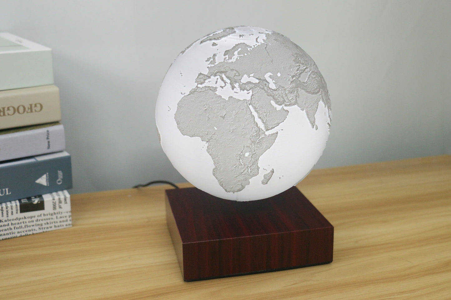 Magnetic Levitating Earth & Jupiter LED Night Light | 15 & 18cm, 16-Colour Remote, USB, Desk Lamp Gift
