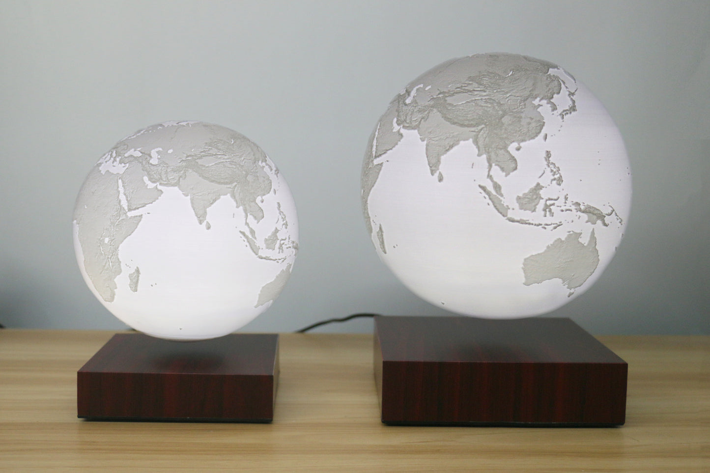 Magnetic Levitating Earth & Jupiter LED Night Light | 15 & 18cm, 16-Colour Remote, USB, Desk Lamp Gift
